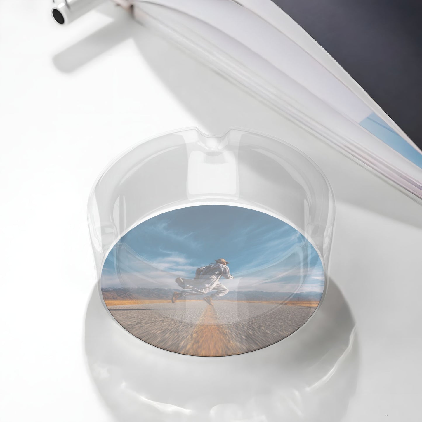 Road Running Art Printed Round Glass Ashtray, Creative Home & Office Decor Ashtray (Diameter 8.5cm)