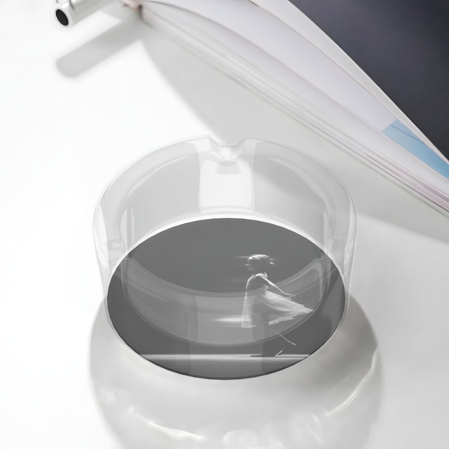 Art Silhouette Round Glass Ashtray, Creative Home Decor Ashtray (Diameter 8.5cm)
